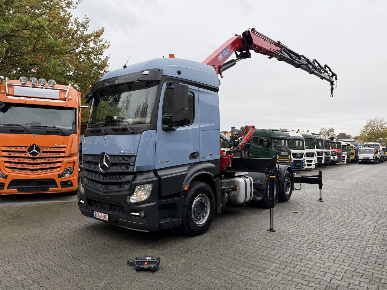 Mercedes-Benz Actros 2548 LS 6X2 Kran HMF 3220 bis 16 Meter - Tracteur routier: photos 1 Mercedes-Benz Actros 2548 LS 6X2 Kran HMF 3220 bis 16 Meter - Tracteur routier: photos 1
