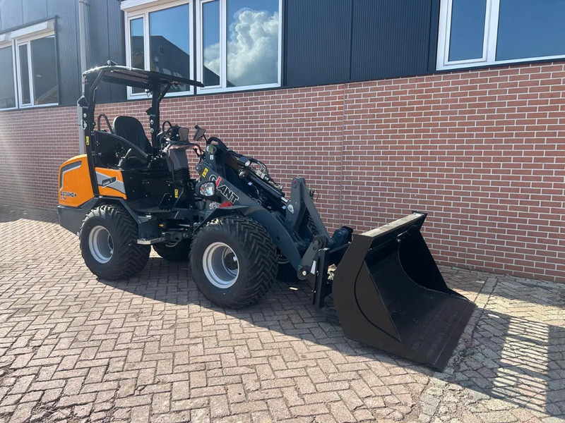 Giant G2700 - Chargeuse compacte sur chenilles: photos 2 Giant G2700 - Chargeuse compacte sur chenilles: photos 2