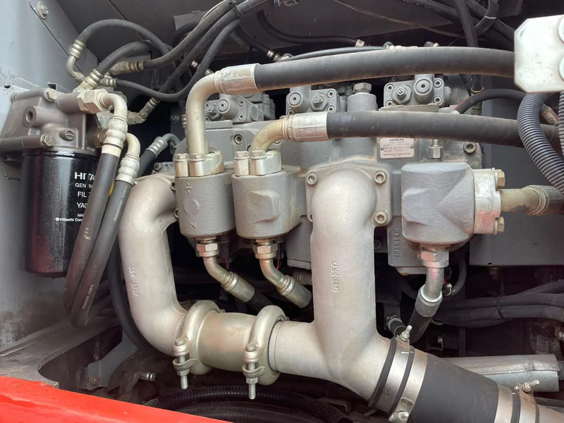 Pelle sur chenille Hitachi ZX300LC-6: photos 6