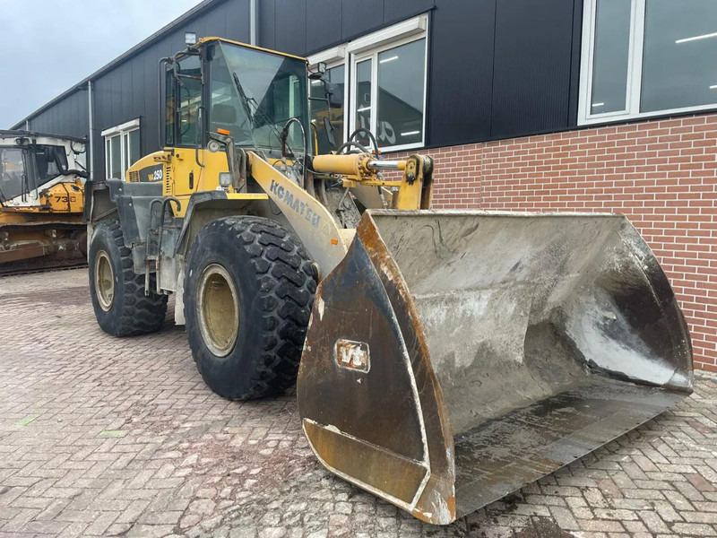Komatsu WA250-5 - Chargeuse sur pneus: photos 2 Komatsu WA250-5 - Chargeuse sur pneus: photos 2