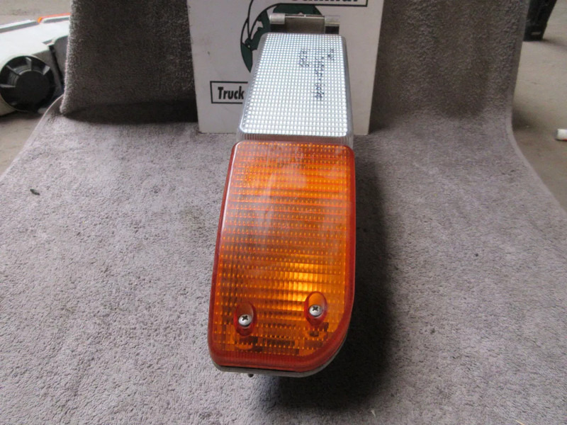 MAN 81.25320-6090 MAN TGA RECHTS MISTLAMP MODEL 2005 - Feu anti-brouillard pour Camion: photos 5 MAN 81.25320-6090 MAN TGA RECHTS MISTLAMP MODEL 2005 - Feu anti-brouillard pour Camion: photos 5