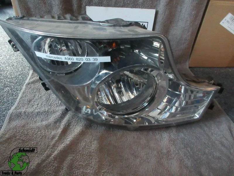 Mercedes-Benz A 960 820 03 39 KOPLAMP MERCEDES 1845 MP 4 RECHTS EURO 6 - Feu avant pour Camion: photos 1 Mercedes-Benz A 960 820 03 39 KOPLAMP MERCEDES 1845 MP 4 RECHTS EURO 6 - Feu avant pour Camion: photos 1
