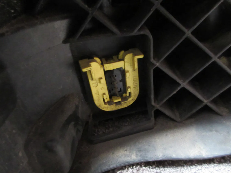 Volvo 84186279 MISTLAMP VOLVO LINKS FH SERIE EURO 6 - Feu anti-brouillard pour Camion: photos 4 Volvo 84186279 MISTLAMP VOLVO LINKS FH SERIE EURO 6 - Feu anti-brouillard pour Camion: photos 4