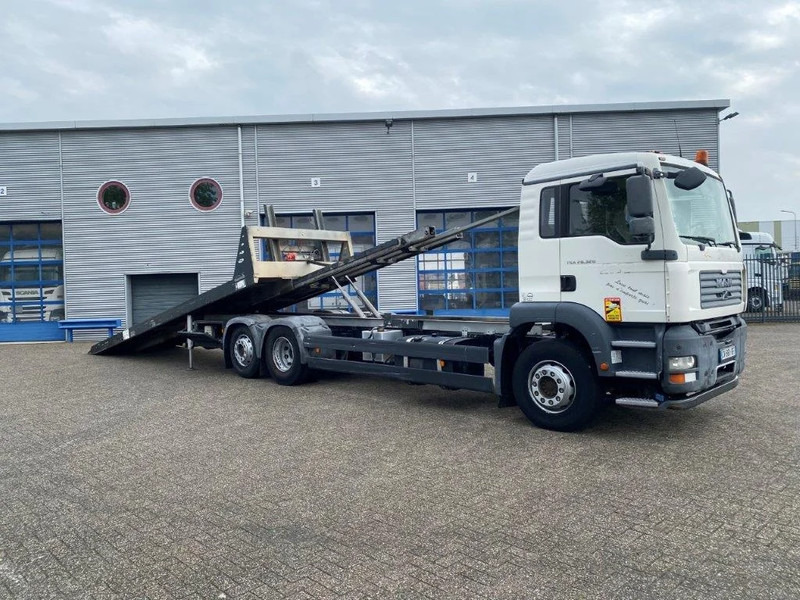 MAN TGA26.320 / SLIDING PLATEAU / WINCH / LIFT AXLE / MACHINE CARRIER / MANUAL / EURO-4 / 2007 - Camion plateau: photos 3 MAN TGA26.320 / SLIDING PLATEAU / WINCH / LIFT AXLE / MACHINE CARRIER / MANUAL / EURO-4 / 2007 - Camion plateau: photos 3