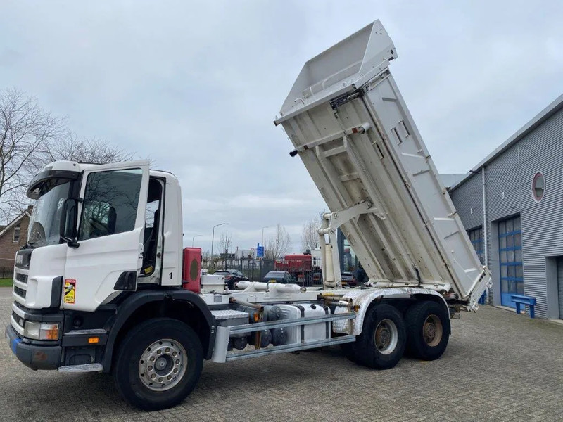 Scania 124-400 / 6X4 / RETARDER / BIG AXLE / FULL STEEL / 2SIDE TIPPER / OLD TACHO / AIRCO / MANUAL / EURO-2 / 2000 - Camion benne: photos 2 Scania 124-400 / 6X4 / RETARDER / BIG AXLE / FULL STEEL / 2SIDE TIPPER / OLD TACHO / AIRCO / MANUAL / EURO-2 / 2000 - Camion benne: photos 2