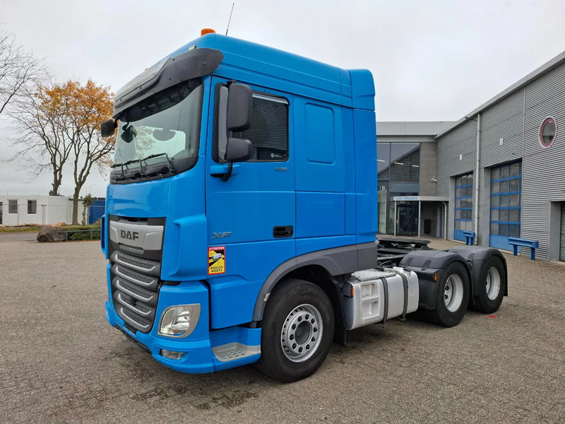 DAF XF106-530 / 6X4 / INTARDER / HYDRAULICS / ONLY:418213 KM / TUV:16-06-2026 / 44TON / LWDS / MANUAL / EURO-6 / 2018 - Tracteur routier: photos 1 DAF XF106-530 / 6X4 / INTARDER / HYDRAULICS / ONLY:418213 KM / TUV:16-06-2026 / 44TON / LWDS / MANUAL / EURO-6 / 2018 - Tracteur routier: photos 1