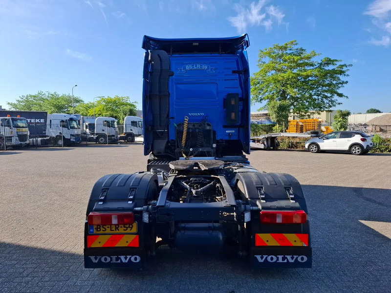 Volvo FH13-400 / HYDRAULICS / NL TRUCK / TUV:14-09-2025 / GLOBETROTTER / FRIGDE / AIRCO / AUTOMATIC / EURO-5 / 2006 - Tracteur routier: photos 4 Volvo FH13-400 / HYDRAULICS / NL TRUCK / TUV:14-09-2025 / GLOBETROTTER / FRIGDE / AIRCO / AUTOMATIC / EURO-5 / 2006 - Tracteur routier: photos 4