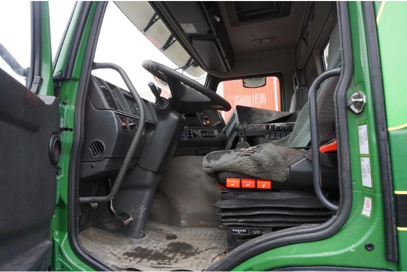 Photo d'intérieur 1: Volvo FM12-420 / ENGINE RUNNING / 4X4 / HYDRAULICS / BIG AXLE / ONLY:510426 KM / FULL STEEL / EURO-3 / 2001 — crédit-bail Volvo FM12-420 / ENGINE RUNNING / 4X4 / HYDRAULICS / BIG AXLE / ONLY:510426 KM / FULL STEEL / EURO-3 / 2001