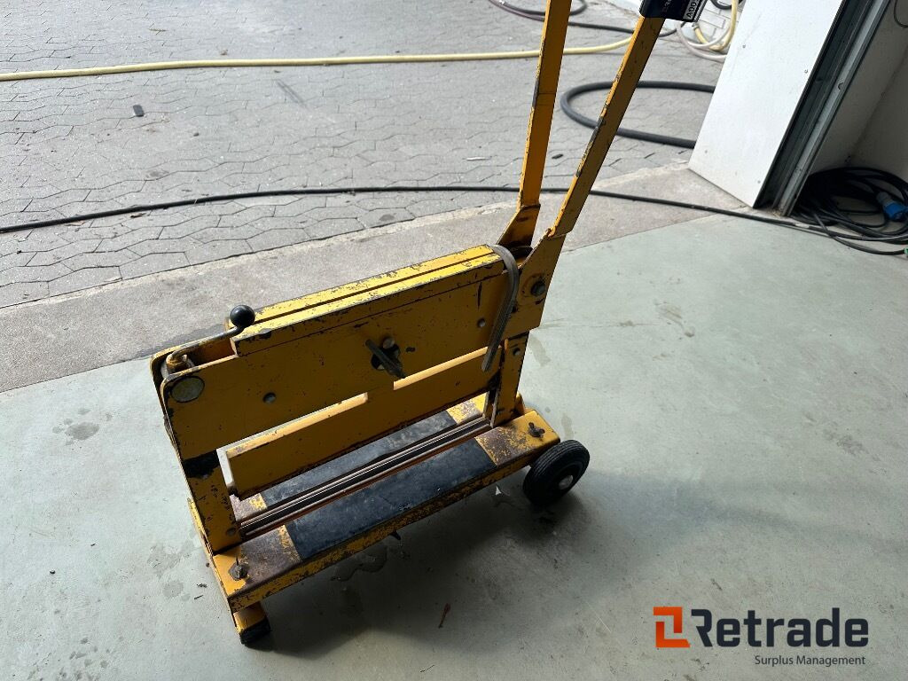 Fliseklipper - L'équipement de construction: photos 3 Fliseklipper - L'équipement de construction: photos 3