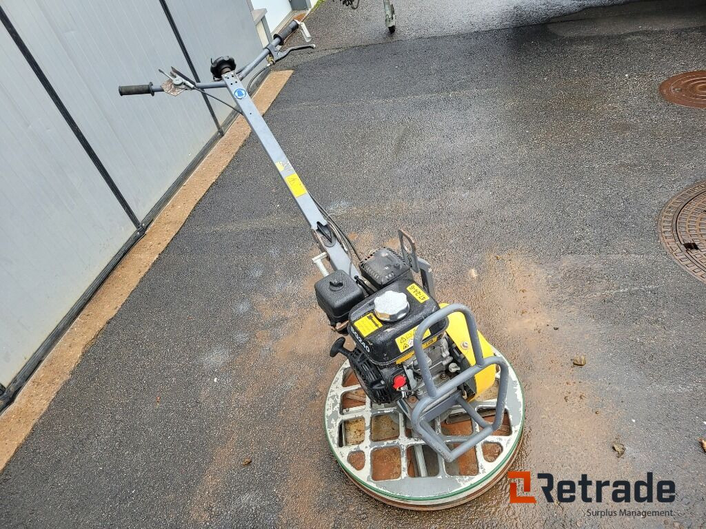 Glättare Atlas Copco BG 240 bensindriven - L'équipement de construction: photos 3 Glättare Atlas Copco BG 240 bensindriven - L'équipement de construction: photos 3