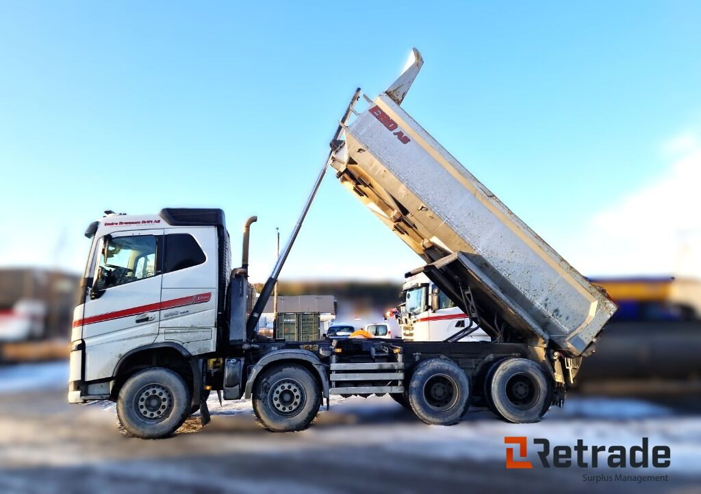 Robust og klar tippbil – Volvo FH16 650 8x4 med tipp og hengeropplegg - Camion benne: photos 1 Robust og klar tippbil – Volvo FH16 650 8x4 med tipp og hengeropplegg - Camion benne: photos 1