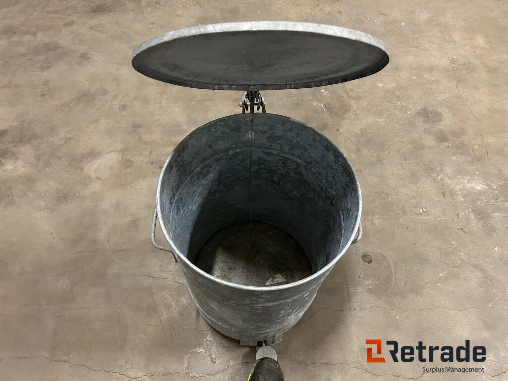 Soptunna Avfallstunna i plåt med lock - Outil/ Équipement: photos 4 Soptunna Avfallstunna i plåt med lock - Outil/ Équipement: photos 4