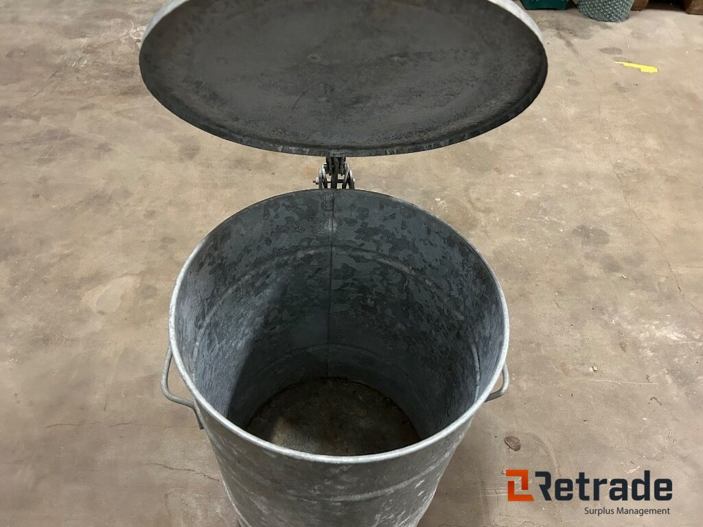 Soptunna Avfallstunna i plåt med lock - Outil/ Équipement: photos 5 Soptunna Avfallstunna i plåt med lock - Outil/ Équipement: photos 5