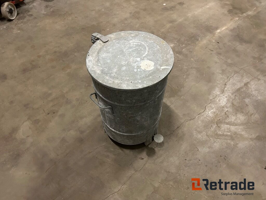 Soptunna Avfallstunna i plåt med lock - Outil/ Équipement: photos 2 Soptunna Avfallstunna i plåt med lock - Outil/ Équipement: photos 2