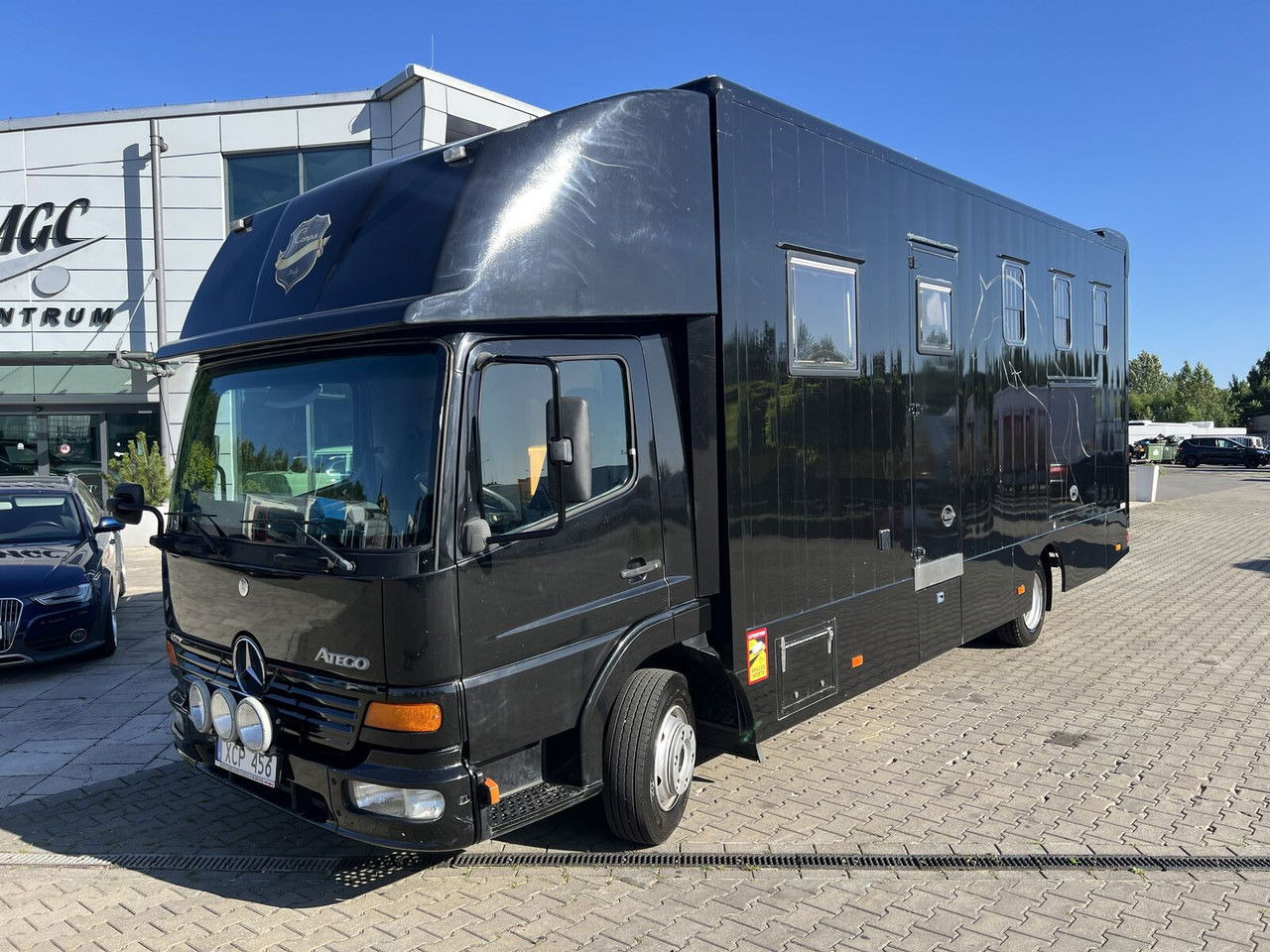 Mercedes-Benz Atego 815 For 4 horses + 3 people / like camper - Camion chevaux: photos 1 Mercedes-Benz Atego 815 For 4 horses + 3 people / like camper - Camion chevaux: photos 1