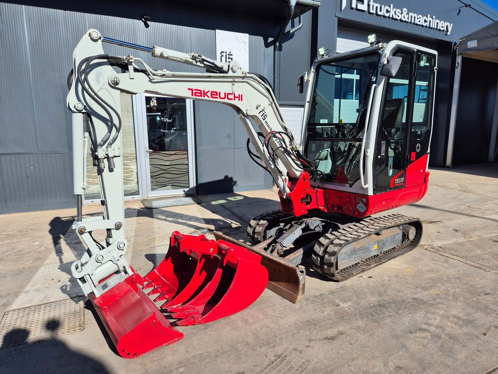 Takeuchi TB230 - Powertilt - 3X Buckets - 2017 Year - TOP Condition - Mini pelle: photos 1 Takeuchi TB230 - Powertilt - 3X Buckets - 2017 Year - TOP Condition - Mini pelle: photos 1