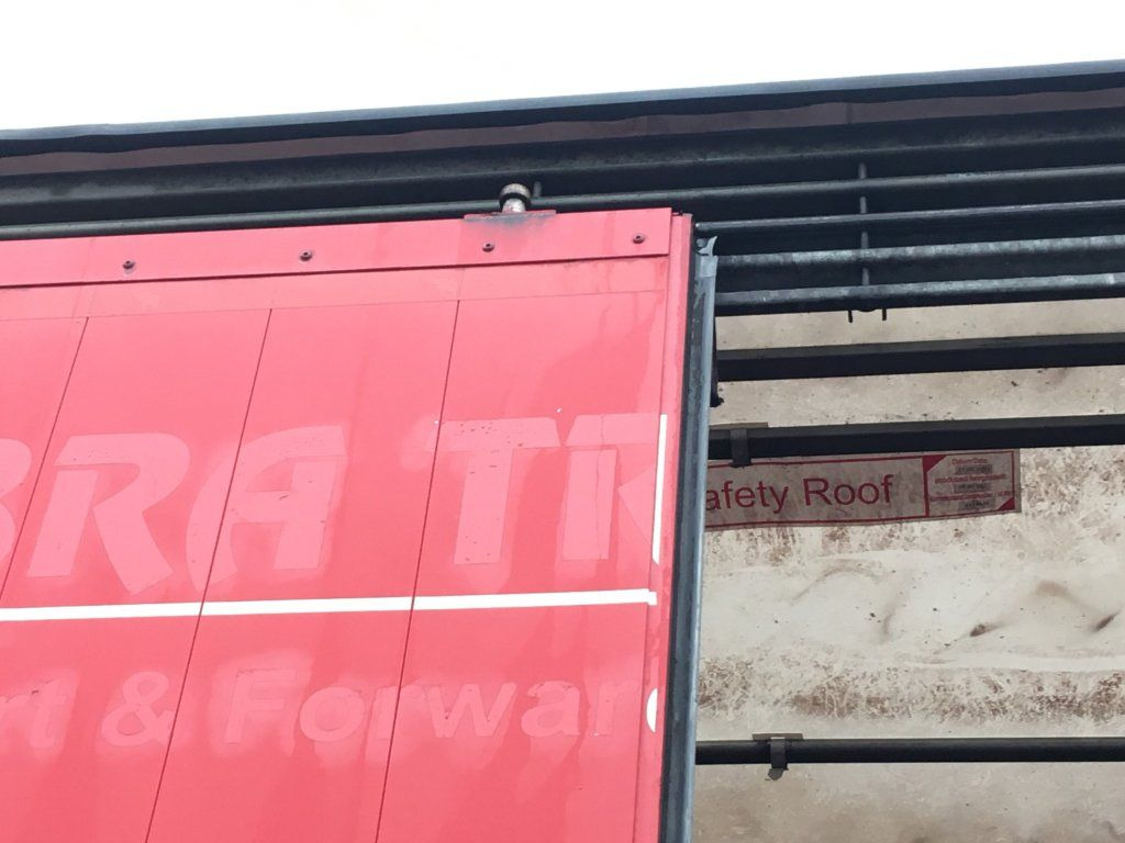 Semi-remorque rideaux coulissants Schmitz Cargobull SCB*S3T standard/lifting roof/Hubdach 2,70-2,85m: photos 14 Semi-remorque rideaux coulissants Schmitz Cargobull SCB*S3T standard/lifting roof/Hubdach 2,70-2,85m: photos 14