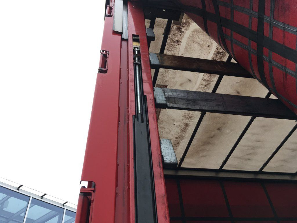 Semi-remorque rideaux coulissants Schmitz Cargobull SCB*S3T standard/lifting roof/Hubdach 2,70-2,85m: photos 17 Semi-remorque rideaux coulissants Schmitz Cargobull SCB*S3T standard/lifting roof/Hubdach 2,70-2,85m: photos 17