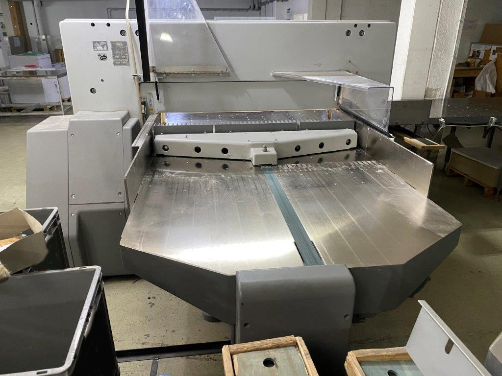 Massicot Large sized cutting system Polar 137 XT-AT with stacking lifter, automatic vibrator, scale and optional unloader: photos 8 Massicot Large sized cutting system Polar 137 XT-AT with stacking lifter, automatic vibrator, scale and optional unloader: photos 8