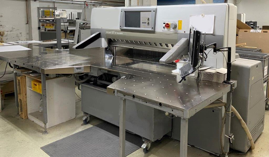 Large sized cutting system Polar 137 XT-AT with stacking lifter, automatic vibrator, scale and optional unloader - Massicot: photos 1 Large sized cutting system Polar 137 XT-AT with stacking lifter, automatic vibrator, scale and optional unloader - Massicot: photos 1