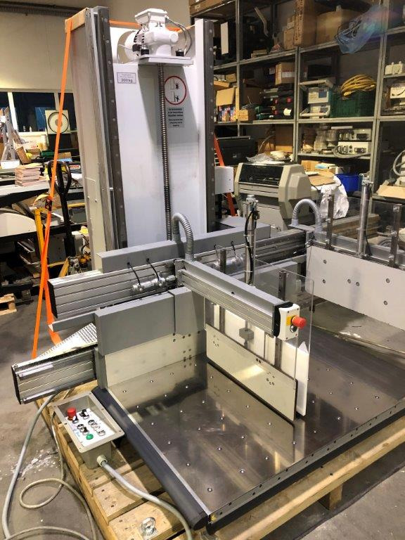 Massicot Large sized cutting system Polar 137 XT-AT with stacking lifter, automatic vibrator, scale and optional unloader: photos 12 Massicot Large sized cutting system Polar 137 XT-AT with stacking lifter, automatic vibrator, scale and optional unloader: photos 12