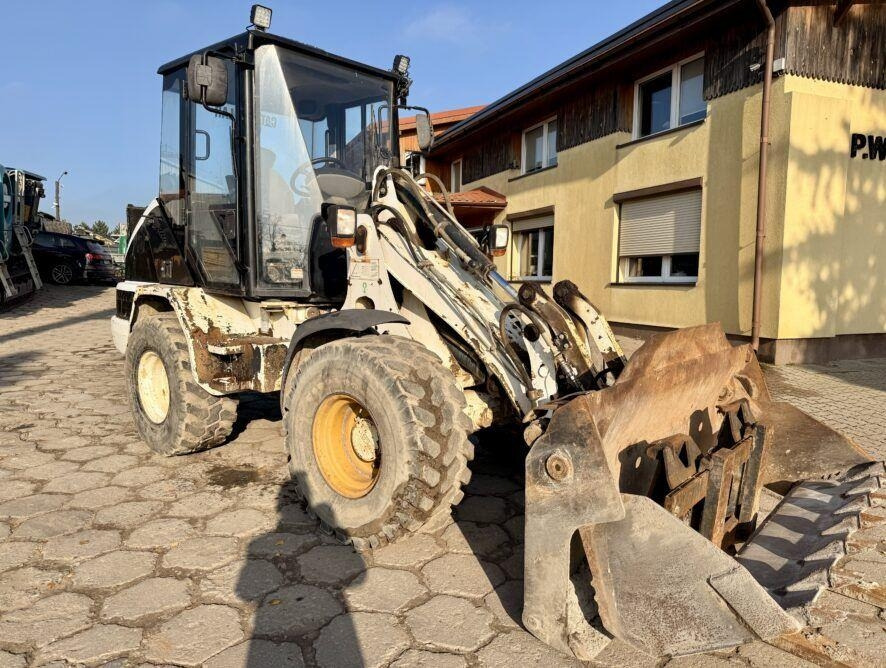 CAT 906 - Chargeuse sur pneus: photos 2 CAT 906 - Chargeuse sur pneus: photos 2