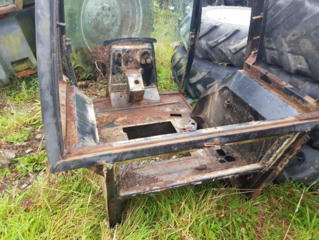 Case 5140, 5120, 5130, 5150 Cab Frame 241678a1, 1330957c3, 1340148c3 - Cabine: photos 3 Case 5140, 5120, 5130, 5150 Cab Frame 241678a1, 1330957c3, 1340148c3 - Cabine: photos 3