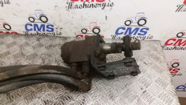 Ford 30, 10 S 4630 Danfoss Steering Motor Valve 83986295, E9223a244ba, 150n1260 - Commande de gouvernail pour Tracteur agricole: photos 2 Ford 30, 10 S 4630 Danfoss Steering Motor Valve 83986295, E9223a244ba, 150n1260 - Commande de gouvernail pour Tracteur agricole: photos 2