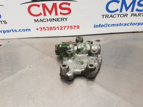 John Deere 6200, 6300, 6400, 7600, 7700 Clutch Cooling Valve Housing R109490 - Boîte de vitesse: photos 2 John Deere 6200, 6300, 6400, 7600, 7700 Clutch Cooling Valve Housing R109490 - Boîte de vitesse: photos 2