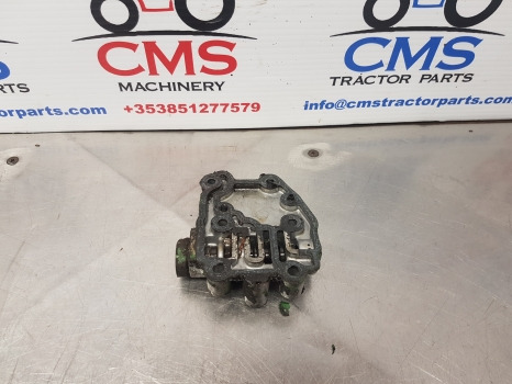 John Deere 6200, 6300, 6400, 7600, 7700 Clutch Cooling Valve Housing R109490 - Boîte de vitesse: photos 4 John Deere 6200, 6300, 6400, 7600, 7700 Clutch Cooling Valve Housing R109490 - Boîte de vitesse: photos 4