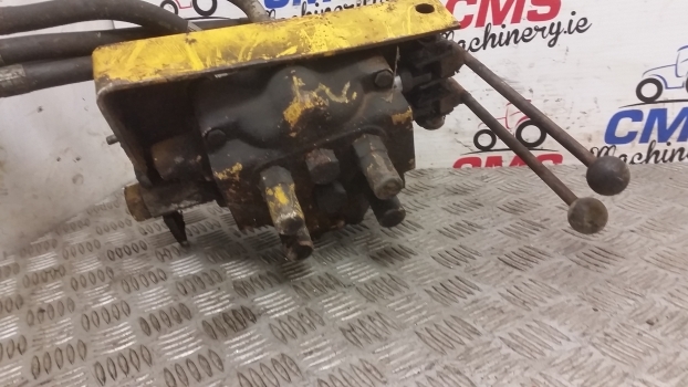 Massey Ferguson 50b Hydraulic Distribution Valve Assembly D100842 - Valve hydraulique pour Tractopelle: photos 2 Massey Ferguson 50b Hydraulic Distribution Valve Assembly D100842 - Valve hydraulique pour Tractopelle: photos 2