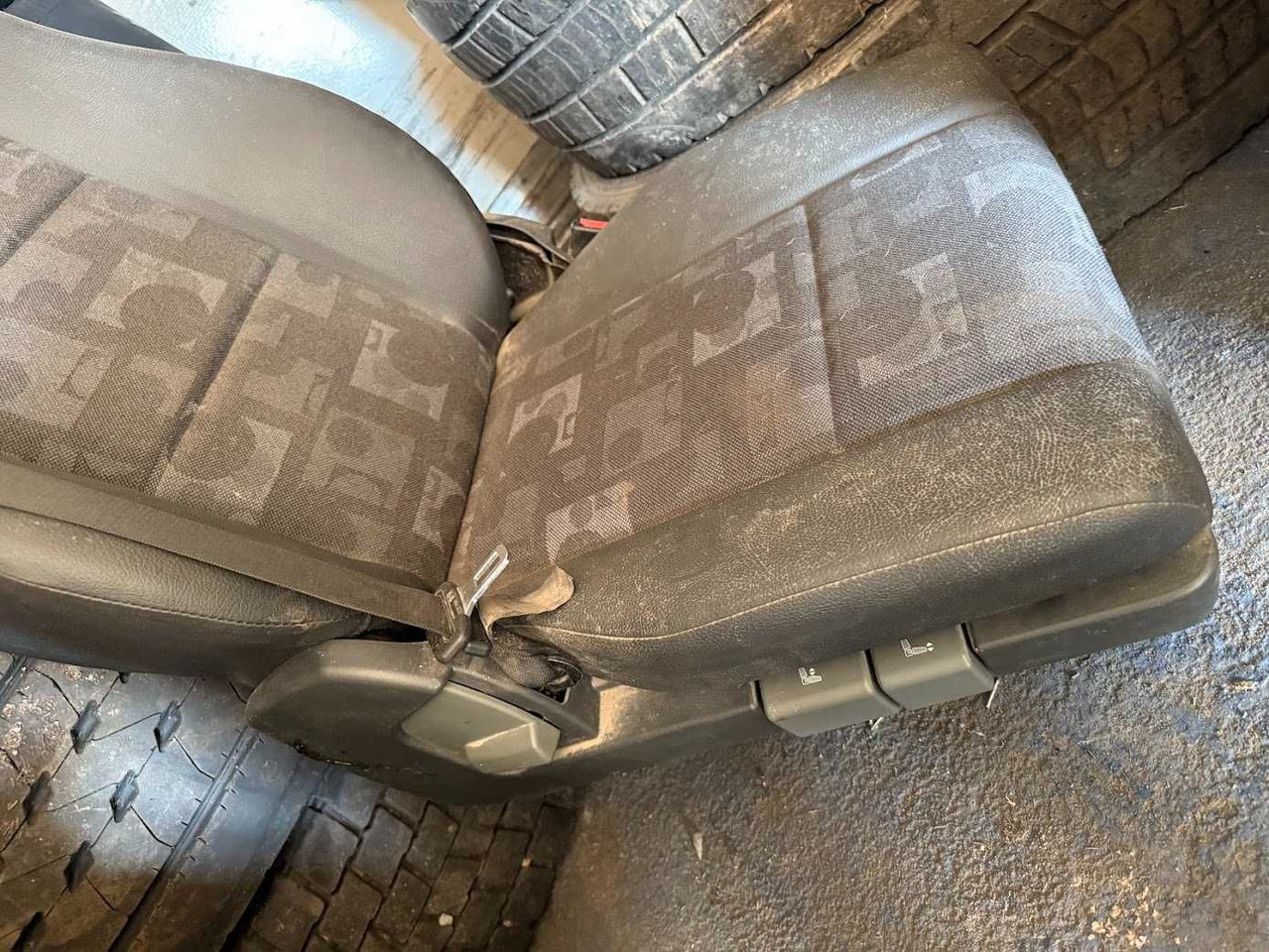 Foteli siedzenia komplet Mercedes Actros nowe - Pièces de rechange pour Camion: photos 3 Foteli siedzenia komplet Mercedes Actros nowe - Pièces de rechange pour Camion: photos 3