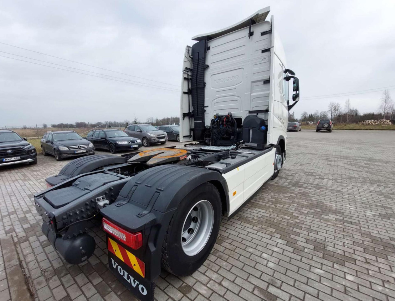 Volvo FH 460 Globetrotter XL i-Save Side Skirts - Tracteur routier: photos 4 Volvo FH 460 Globetrotter XL i-Save Side Skirts - Tracteur routier: photos 4