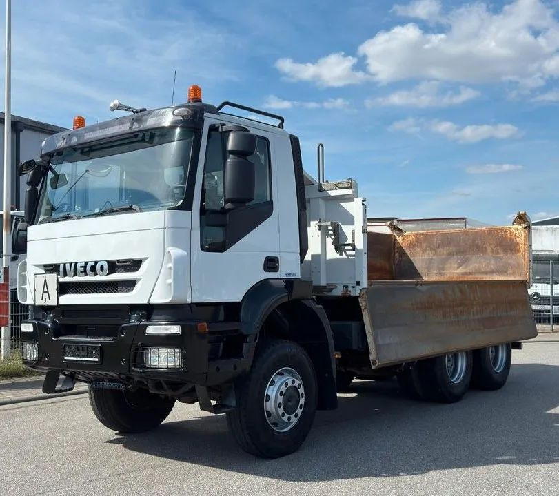 Iveco AD260T45W 6x6 | Meiller | Wywrotka trójstronna | Niemiecki pojazd | 451 KM | Euro 5|Stały zaczep holowniczy - Camion benne: photos 2 Iveco AD260T45W 6x6 | Meiller | Wywrotka trójstronna | Niemiecki pojazd | 451 KM | Euro 5|Stały zaczep holowniczy - Camion benne: photos 2