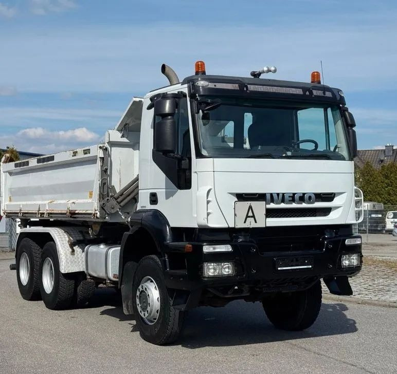 Iveco AD260T45W 6x6 | Meiller | Wywrotka trójstronna | Niemiecki pojazd | 451 KM | Euro 5|Stały zaczep holowniczy - Camion benne: photos 1 Iveco AD260T45W 6x6 | Meiller | Wywrotka trójstronna | Niemiecki pojazd | 451 KM | Euro 5|Stały zaczep holowniczy - Camion benne: photos 1
