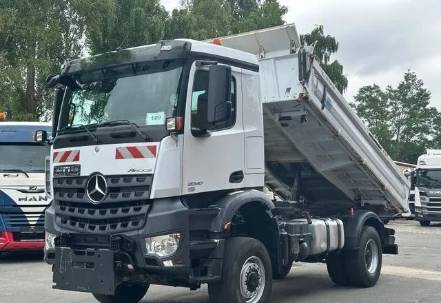 Mercedes-Benz Arocs 2040 4x4 – Meiller | Euro 6c | płyta czołowa do montażu pługu, osprzętu zimowego lub komunalnego | Automat | Resory stalowe (Blatt-Blatt) - Camion benne: photos 1 Mercedes-Benz Arocs 2040 4x4 – Meiller | Euro 6c | płyta czołowa do montażu pługu, osprzętu zimowego lub komunalnego | Automat | Resory stalowe (Blatt-Blatt) - Camion benne: photos 1