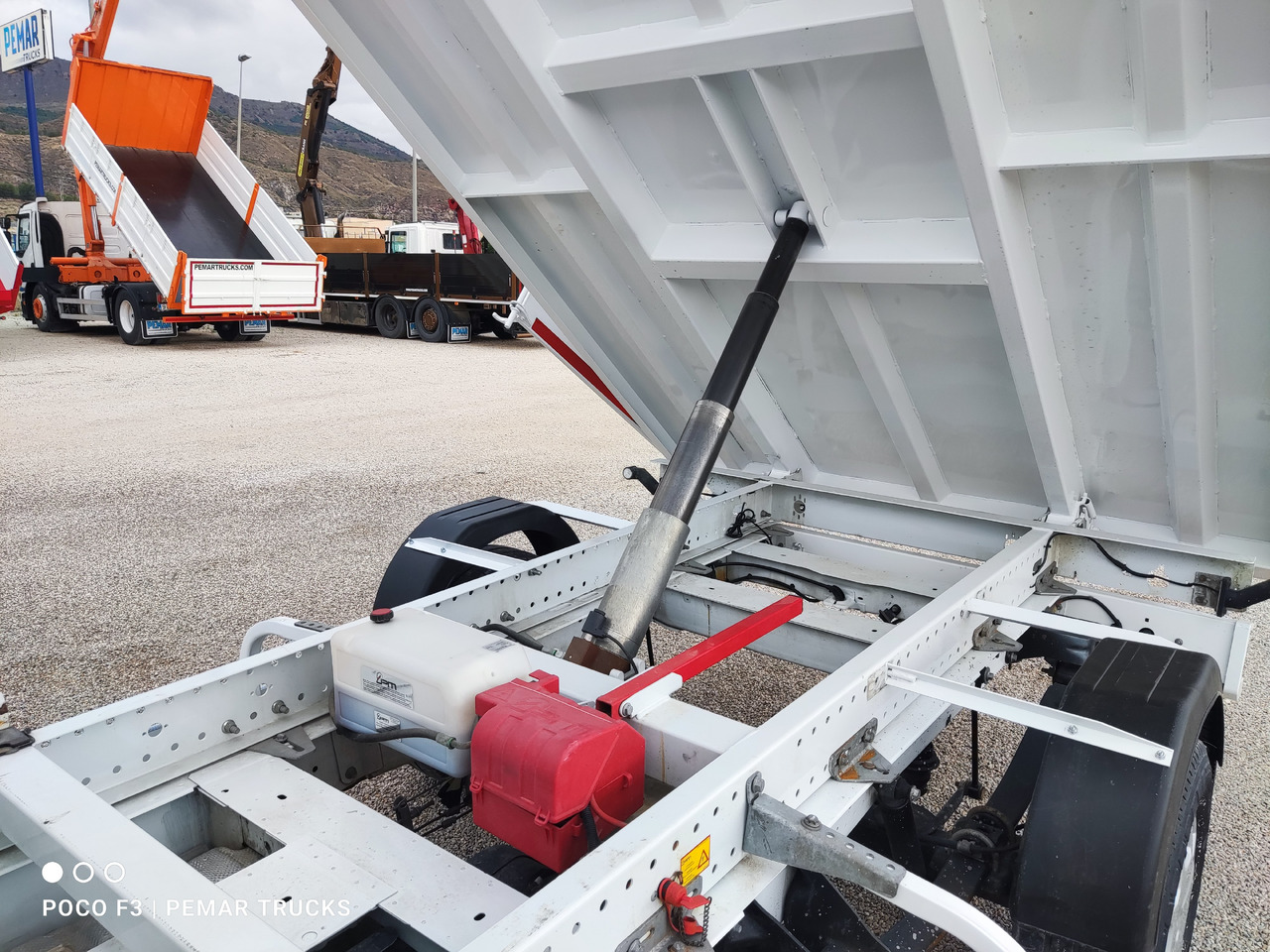 Utilitaire benne FORD TRANSIT 130 PK BASCULANTE: photos 9