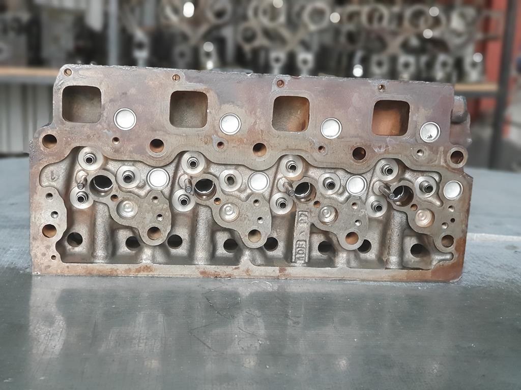 MERCEDES-BENZ VARIO - Culasse pour Camion: photos 2 MERCEDES-BENZ VARIO - Culasse pour Camion: photos 2