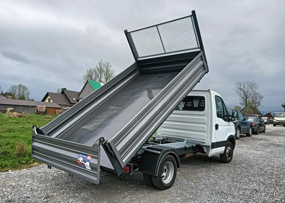 Iveco 35C13, 35C12, 35C15 - Utilitaire benne: photos 4 Iveco 35C13, 35C12, 35C15 - Utilitaire benne: photos 4