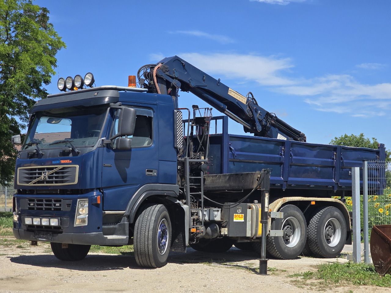 VOLVO FM 420 6X4 / KIPPER / CRANE HMF 1823 K4 - Camion benne, Camion grue: photos 2 VOLVO FM 420 6X4 / KIPPER / CRANE HMF 1823 K4 - Camion benne, Camion grue: photos 2