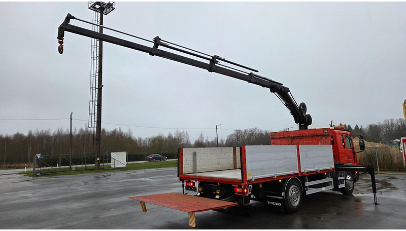 Volvo FL220 4X2 HIAB 077 - Camion plateau, Camion grue: photos 3 Volvo FL220 4X2 HIAB 077 - Camion plateau, Camion grue: photos 3