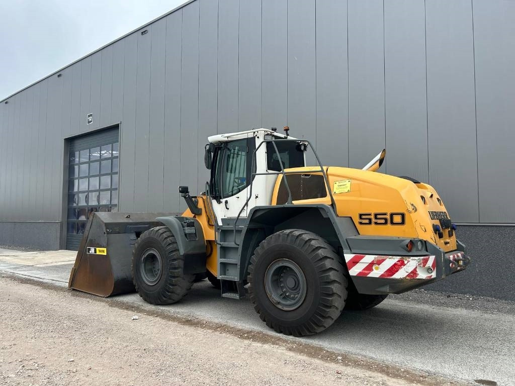 Liebherr L 550 (Comes with High-tip - Mit Hochkipper) - Chargeuse sur pneus: photos 3 Liebherr L 550 (Comes with High-tip - Mit Hochkipper) - Chargeuse sur pneus: photos 3