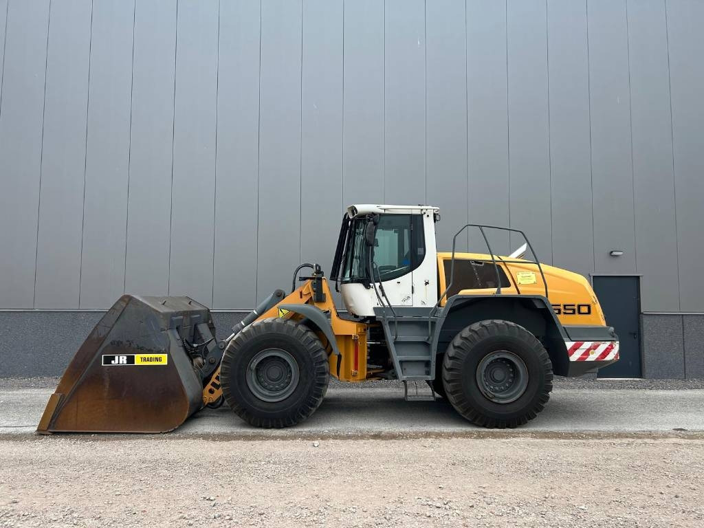 Liebherr L 550 (Comes with High-tip - Mit Hochkipper) - Chargeuse sur pneus: photos 1 Liebherr L 550 (Comes with High-tip - Mit Hochkipper) - Chargeuse sur pneus: photos 1