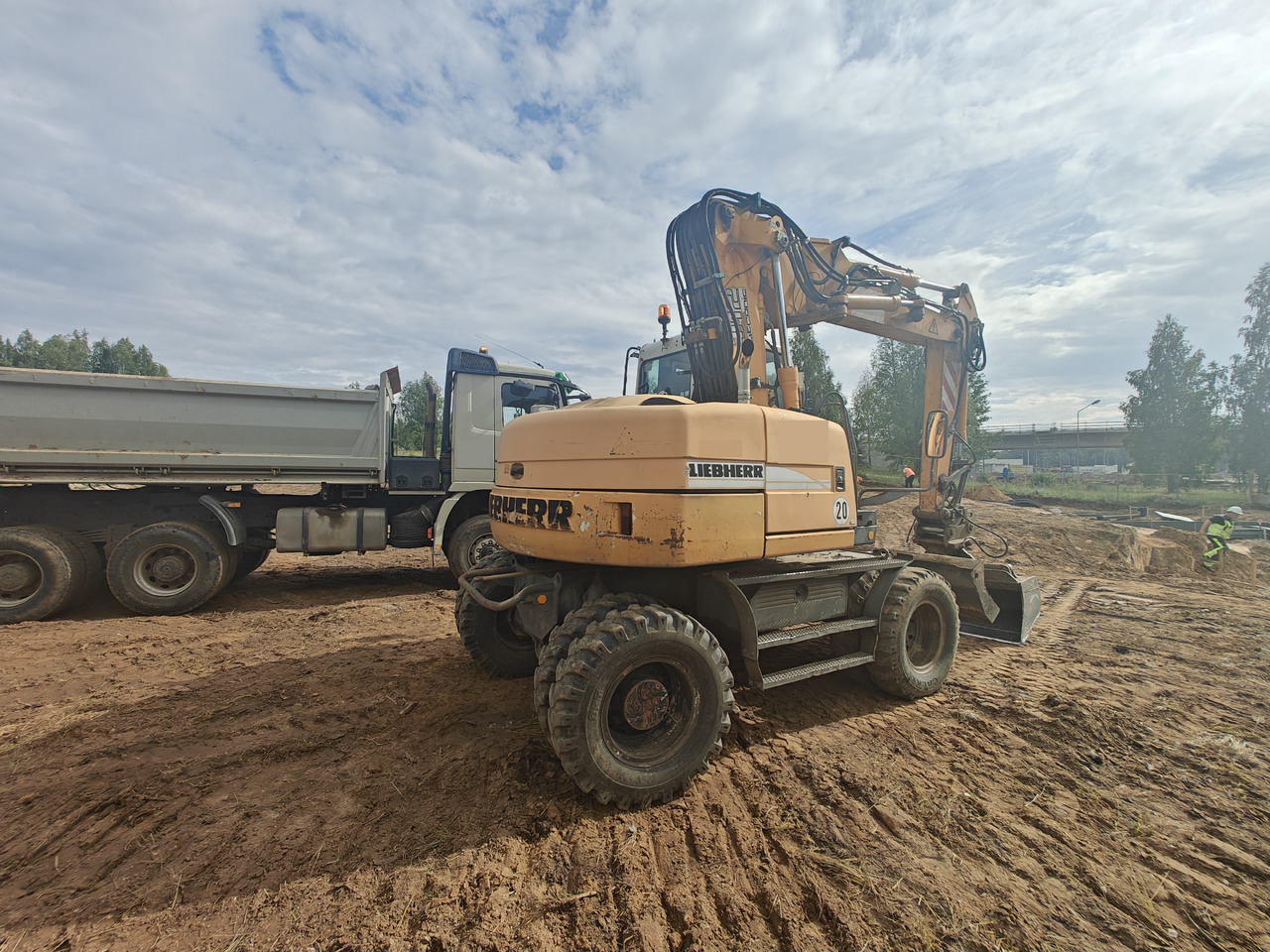 LIEBHERR A312 - Pelle sur pneus: photos 4 LIEBHERR A312 - Pelle sur pneus: photos 4