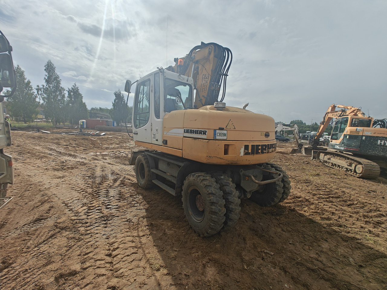 LIEBHERR A312 - Pelle sur pneus: photos 5 LIEBHERR A312 - Pelle sur pneus: photos 5