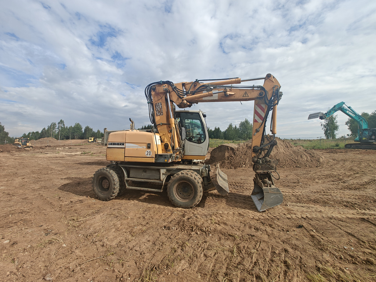 LIEBHERR A312 - Pelle sur pneus: photos 3 LIEBHERR A312 - Pelle sur pneus: photos 3