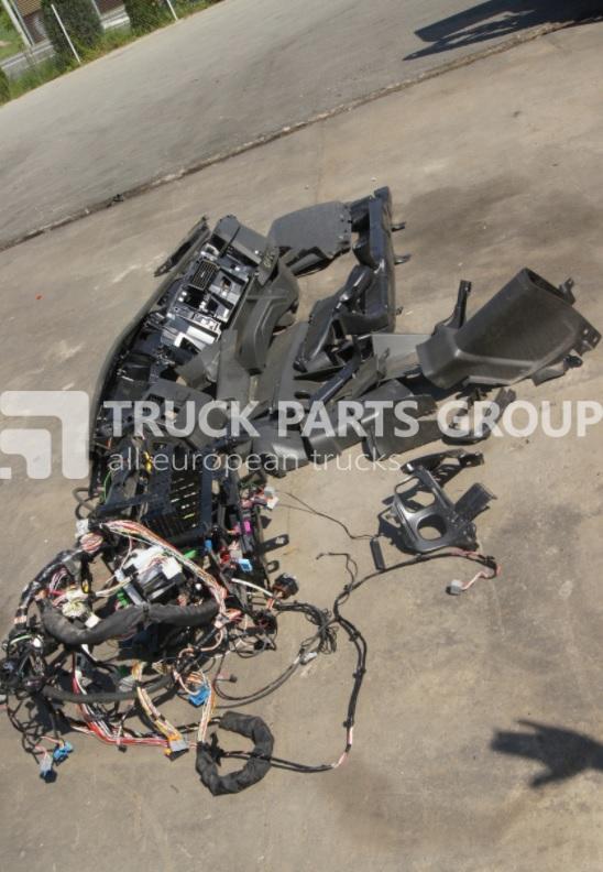 VOLVO FH4 EURO6, EURO 6 emission dashboard console, instrument panel, switch panel, cover, frame, section, drawer, storage shelf, 82282401, 82213636, 84045796, 82271583, 82352829, 82353693, 21431364, - Cabine et intérieur pour Camion: photos 1 VOLVO FH4 EURO6, EURO 6 emission dashboard console, instrument panel, switch panel, cover, frame, section, drawer, storage shelf, 82282401, 82213636, 84045796, 82271583, 82352829, 82353693, 21431364, - Cabine et intérieur pour Camion: photos 1