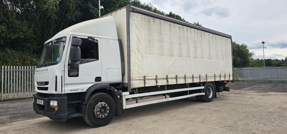 Iveco 18 ton curtain tail lift - Camion à rideaux coulissants: photos 3 Iveco 18 ton curtain tail lift - Camion à rideaux coulissants: photos 3