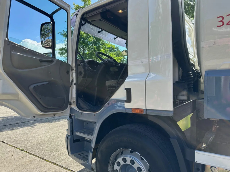 DAF CF 75.310 FAN / NL TRUCK / 6x2 / FUEL TANK 4 COMP. / 22 m3 / EURO5 / TOP CONDITION!! - Camion citerne: photos 5 DAF CF 75.310 FAN / NL TRUCK / 6x2 / FUEL TANK 4 COMP. / 22 m3 / EURO5 / TOP CONDITION!! - Camion citerne: photos 5