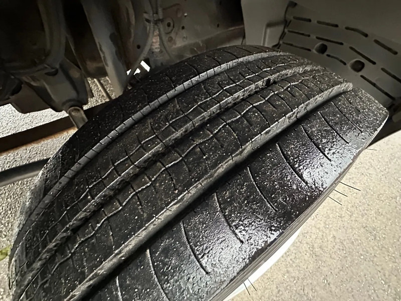 Mercedes-Benz Atego 815 / NL TRUCK / EURO 3 / LOW KM / BOX+LIFT / MANUAL / ANALOG TACHO - Camion fourgon: photos 4 Mercedes-Benz Atego 815 / NL TRUCK / EURO 3 / LOW KM / BOX+LIFT / MANUAL / ANALOG TACHO - Camion fourgon: photos 4